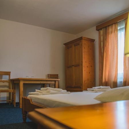 Hotel Maier Хунедоара Экстерьер фото